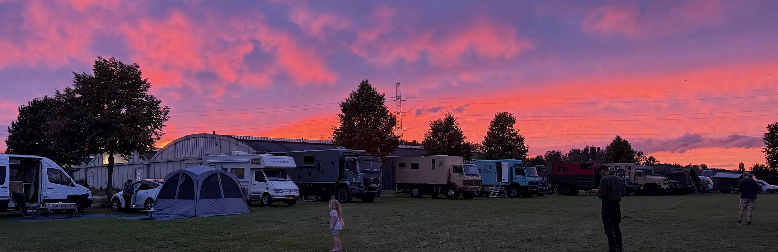 voertuigen onder een kleurrijke zonsondergang